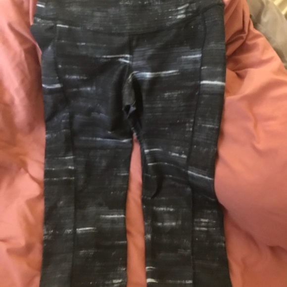 2 pair Old Navy Active workout capris size medium - Picture 3 of 4